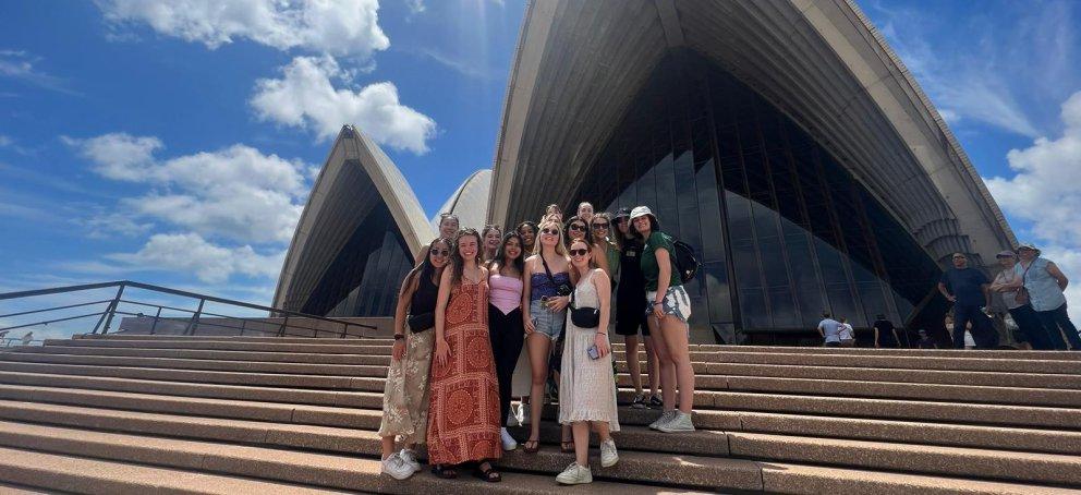 一群学生在悉尼歌剧院前